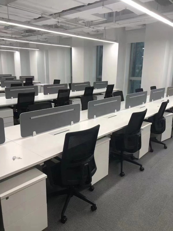 Dukungan punggung lumbar mewah yang dapat disesuaikan Eksekutif ergonomis Meja komputer berputar Meja kantor kursi belakang tengah